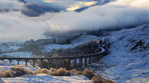 Tuyến đường sắt The Jacobite (Scotland): Đoàn tàu du lịch chạy dọc theo các hồ dài theo đáy thung lũng có cảnh quan tuyệt đẹp ở Scotland trước khi đi qua cây cầu cạn Glenfinnan hùng vĩ, nơi thường được các nhà làm phim chọn làm bối cảnh...
